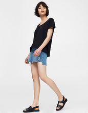 Load image into Gallery viewer, Basic T-shirt with piped seams
